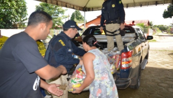 Policiais rodoviários entregam cestas básicas a famílias em Rio Branco